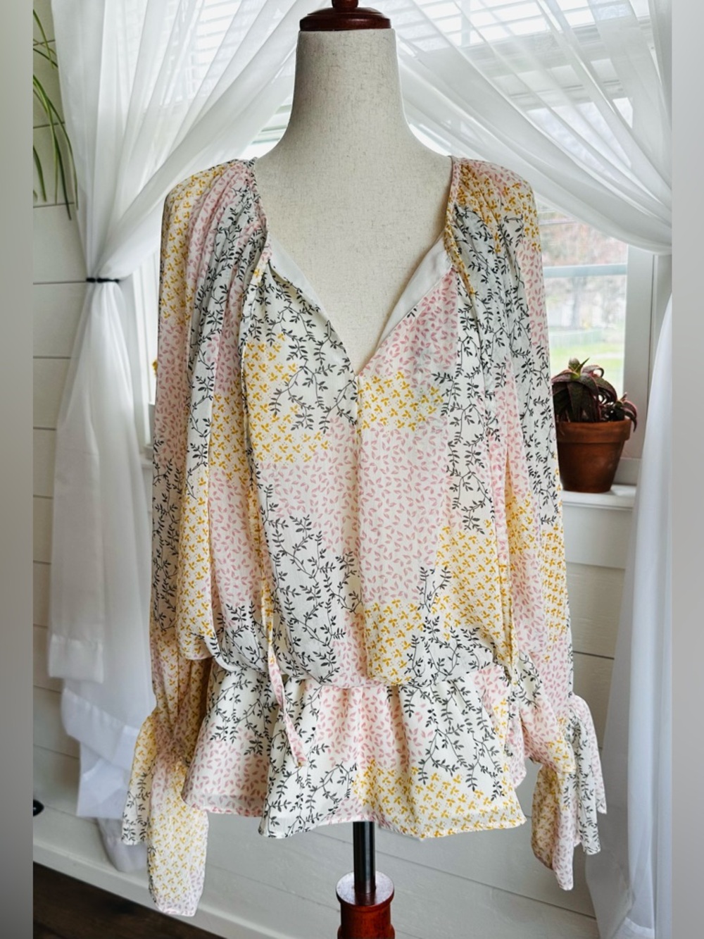 FATE Cottagecore pastel floral blouse. NWT!
Size:Small